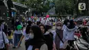 <p>Sejumlah pemudik berada di dalam bus tujuan mereka untuk mudik bareng gratis BUMN di kawasan Jakarta, Rabu (27/4/2022). Total peserta program Mudik Aman Mudik Sehat Bersama BUMN 2022 mencapai 12.450 orang. (Liputan6.com/Faizal Fanani)</p>