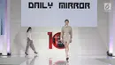 Model membawakan busana karya Daily Mirror di Jakarta Fashion Week (JFW) 2018 di Senayan City, Jakarta, Selasa (25/10). Daily Mirror merupakan karya dari desainer Korea Selatan, Kim Ju Han. (Liputan6.com/Herman Zakharia)