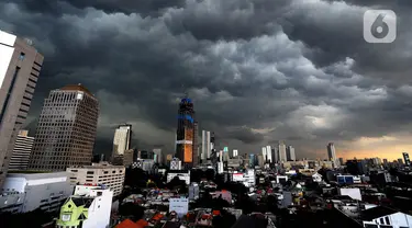 Awan kumulonimbus menyelimuti langit di kawasan Thamrin, Jakarta, Senin (23/12/2019). Badan Meteorologi Klimatologi dan Geofisika (BMKG) memprediksi kawasan Jabotabek berpotensi mengalami peningkatan curah hujan selama sepekan mendatang. (merdeka.com/Arie Basuki)