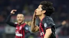 Gelandang AC Milan, Matias Fernanadez, merayakan gol yang dicetaknya ke gawang Genoa pada laga Liga Italia di Stadion San Siro, Italia, Sabtu (18/3/2017). AC Milang menang 1-0 atas Genoa. (EPA/Matteo Bazzi)