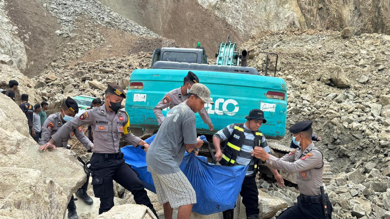 Proses evakuasi korban longsor di Tambang Gunung Kuda Cirebon