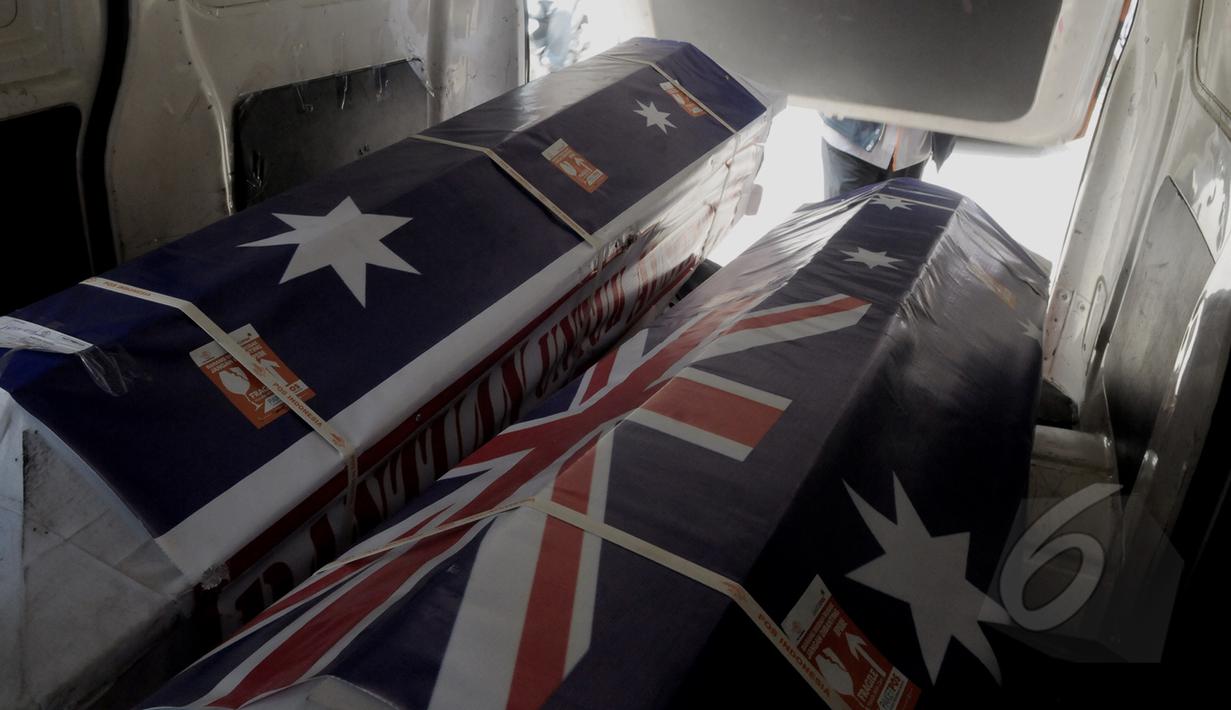 Petugas Kantor Pos mengirimkan dua peti mati ke kantor Kedutaan Besar Australia untuk Indonesia di Rasuna Said, Jakarta, Senin (9/3/2015).  Tampak, dua peti mati kiriman Bambang Saptono saat masih berada di dalam mobil. (Liputan6.com/Andrian M Tunay)