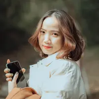 ilustrasi perempuan handphone/Photo by Hao Pan on Unsplash