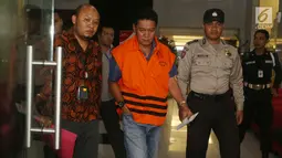 Hakim Pengadilan Negeri Jakarta Selatan, Irwan memakai rompi tahanan usai pemeriksaan di Gedung KPK, Jakarta, Rabu (28/11). Irwan resmi ditetapkan sebagai tersangka usai OTT terkait suap penanganan perkara perdata di PN Jaksel. (Merdeka.com/Dwi Narwoko)