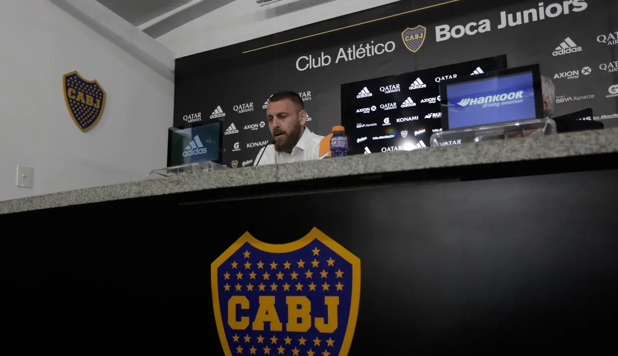 Legenda AS Roma, Daniele De Rossi menyatakan pensiun dalam konferensi pers di Buenos Aires, Senin (6/1/2020). Daniele De Rossi  yang berusia 36 tahun itu mengumumkan dirinya gantung sepatu dari karier di sepak bola profesional. (Enrique SANTOS / AFP)