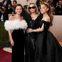 Reuni manis terjadi di karpet merah Golden Globe Awards 2026 saat Selena Gomez dan Miley Cyrus tampil berdampingan dengan aura bintang yang sama-sama kuat. [Dok/mileyssavage].
