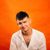 "Kita nggak tahu bayi tuh kenapa ya, kayak tiba-tiba nangis gitu. Ternyata mungkin pampers sudah basah atau apa. Untuk memenuhi kebutuhan istri saat menyusui di malam hari, entah minum atau makan, yang penting saya siapin, mau tidak mau,” jelasnya. (Instagram/marcelldarwin)