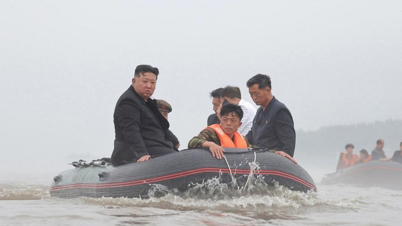 Dalam foto tanpa tanggal yang dirilis oleh Kantor Berita Pusat Korea Utara, Pemimpin Korea Utara Kim Jong-un kembali melakukan peninjauan ke lokasi bencana banjir yang melanda wilayah dekat perbatasan dengan China, di Provinsi Pyongan Utara. Foto: KCNA v