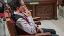 Terdakwa kasus dugaan penghilangan barang bukti pengaturan skor, Joko Driyono mendengarkan pembacaan putusan di PN Jakarta Selatan, Selasa (23/7/2019). Joko Driyono dinyatakan bersalah atas perkara pengrusakan barang bukti dengan vonis hukuman 1 tahun 6 bulan penjara. (Liputan6.com/Faizal Fanani)