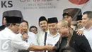 Ketua Umum Partai Gerindra, Prabowo Subianto bersalaman dengan Jaya Suprana di kantor DPP Gerindra, Jakarta, Rabu (19/4). Prabowo memberikan ucapan selamat kepada Anies-Sandi yang menang versi hitung cepat. (Liputan6.com/Yoppy Renato)