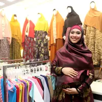 Oki Setiana Dewi yang sedang hamil anak keduanya kini terlihat sangat aktif. Meski hamil, ia tidak mengurangi kegiatannya yang terbilang cukup banyak mulai dari kuliah hingga bisnis pakaiannya. (Andy Masela/Bintang.com)