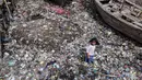 Seorang anak tengah berlari di tumpukan sampah yang mengering di dermaga Tempat Pelelangan Ikan Cilincing, Jakarta Utara, Rabu (8/2). (Fery Pradolo/Liputan6.com)