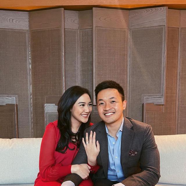 Jalinan cinta Putri Tanjung dan Guinandra Jatikusumo melangkah ke jenjang lebih serius (https://www.instagram.com/p/CUAfY9Lh710/)