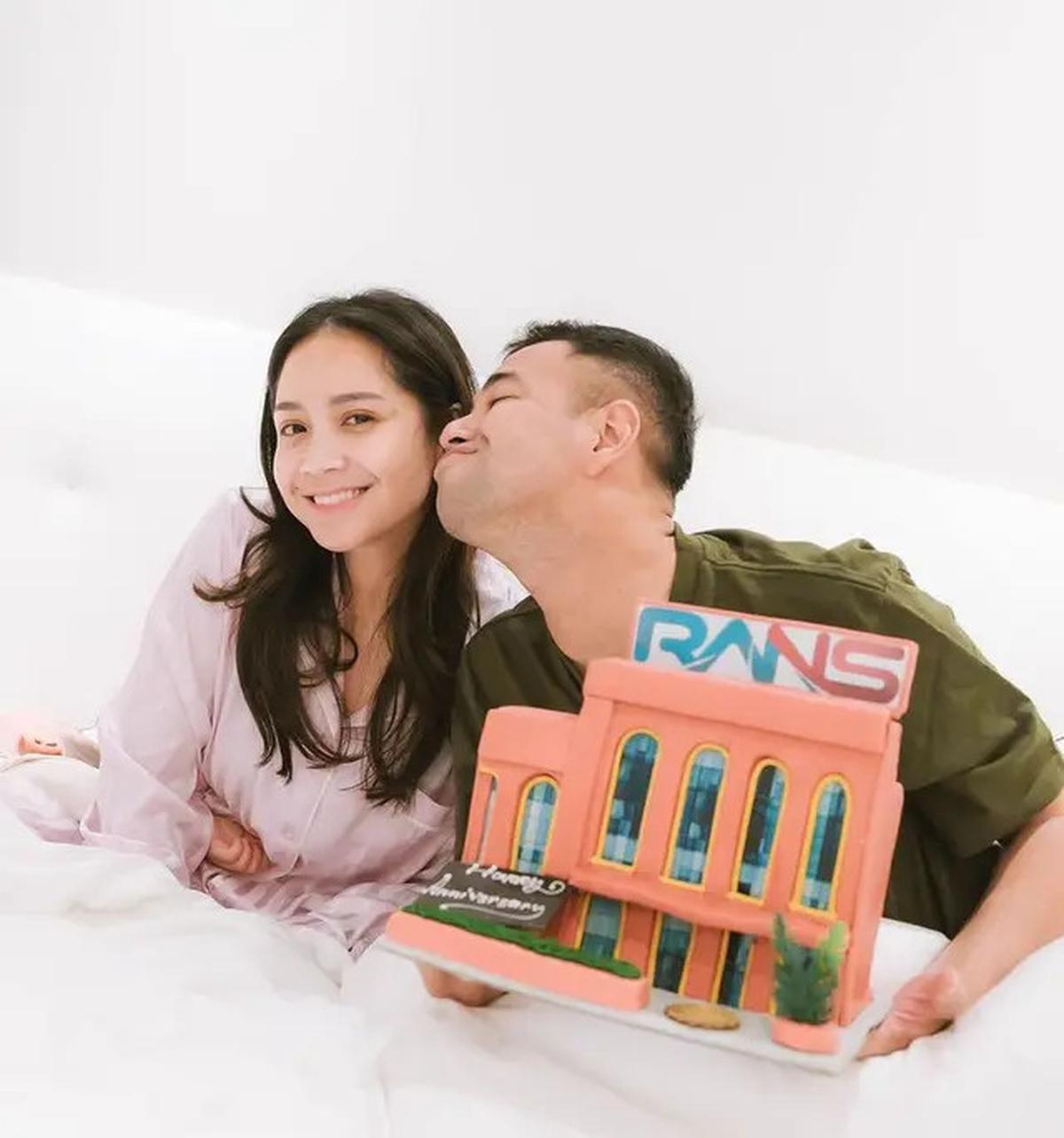 6 Potret Nagita Slavina Merayakan 10 Tahun Pernikahan dengan Raffi Ahmad Kenakan Piyama hingga Bawa Tas Hermes Rp800 jutaan