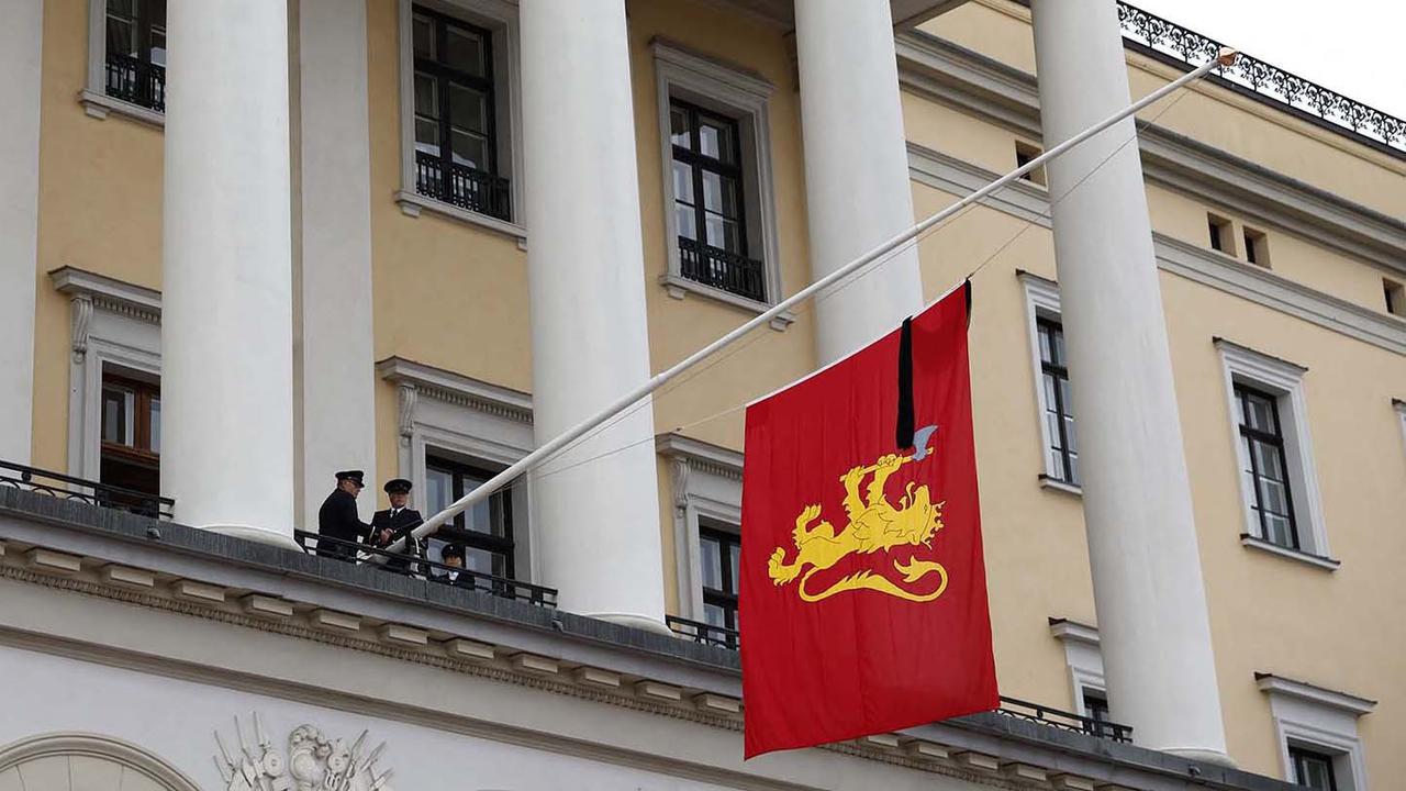 Warga Norwegia Beri Penghormatan Terakhir untuk Raja Harald V