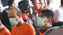 Januarisman Runtuwene (kanan) saat rilis penyalahgunaan narkoba di Mapolres Pelabuhan Tanjung Priok, Jakarta, Rabu (16/1). JR ditetapkan sebagai tersangka setelah ditangkap  saat mengkonsumsi narkoba di sebuah apartemen. (Liputan6.com/Helmi Fithriansyah)