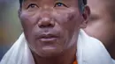 Seorang sherpa Nepal, Kami Rita tiba di bandara di Kathmandu, Kamis, 25 Mei 2023. (AP Photo/Niranjan Shrestha)