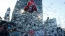 Balon berbentuk hati terbang di antara bulu-bulu bantal saat perayaan Hari Valentine dengan Perang Bantal di San Francisco, Amerika Serikat, (14/2/2015). (REUTERS/Stephen Lam)