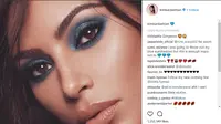 Tampil kekinian dengan eyeshadow bernuansa biru ala Kim Kardashian. (Instagram/@KimKardashian)