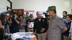 Gubernur Bali Made Mangku Pastika mengunjungi Pos Pengamatan Gunung Api Agung di Desa Rendang, Karangasem, Senin (27/11). Gubernur Bali juga meminta warga mengikuti prosedur BPBD dalam menghadapi erupsi Gunung Agung (Liputan6.com/Andi Jatmiko)