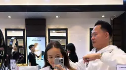 Sebelumnya, Enzy Storia terlihat antusias dengan hasil potong rambut di salon W Warisman yang juga langganan artis seperti Jessica Mila hingga Dewi Perssik. (Liputan6.com/IG/@enzystoria)