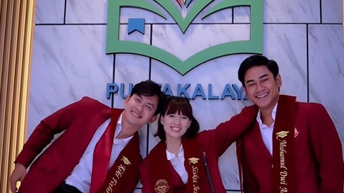 Perjalanan Chika Jessica, Dwi Andhika, dan Kiki Farel Raih Gelar Sarjana: dari Ujian hingga Lulus Bareng