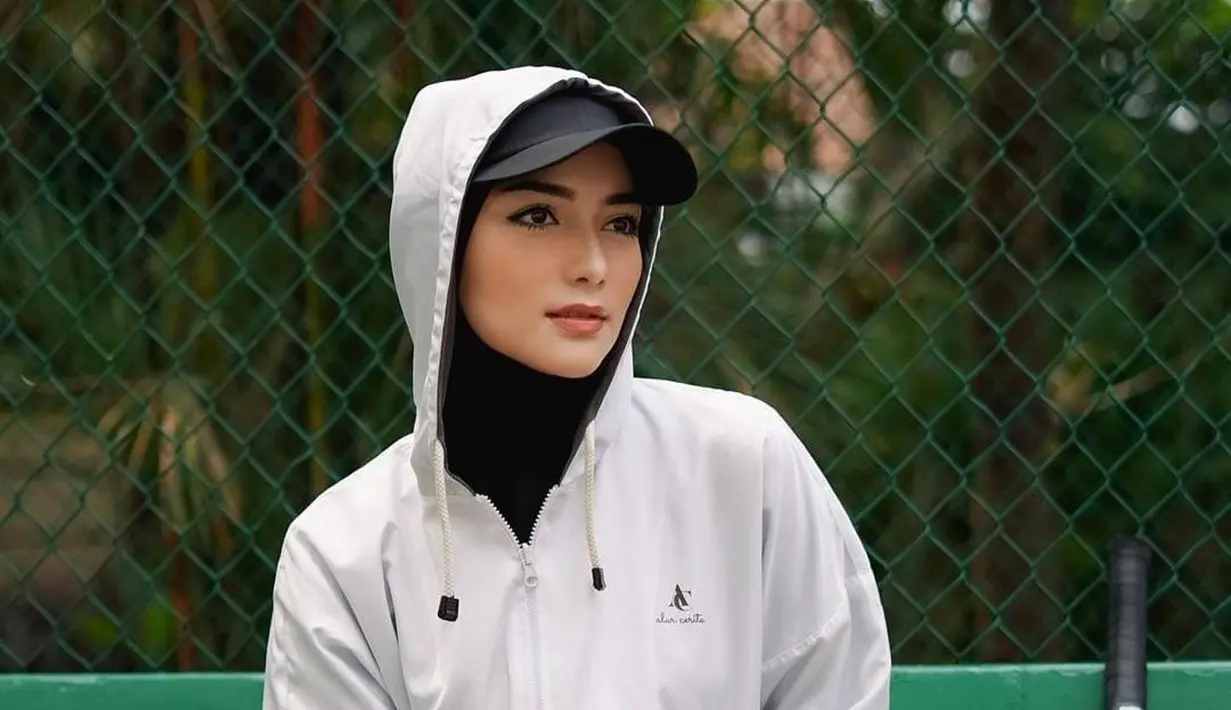 Diantaranya, adalah Citra Kirana. Istri Rezky Aditya itu terlihat cantik dengan mengenakan atasan jaket putih dan bawahan hitam. Pakaian yang dikenakan Citra cocok untukmu yang ingin olahraga tennis [instagram/natasharizkynew]