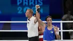 Petinju wanita asal Aljazair Imane Khelif setelah mengalahkan Janjaem Suwannapheng dari Thailand pada semifinal tinju kelas 66 kg putri Olimpiade Paris 2024 di Ronald-Garros Stadium, Rabu (7/8) dini hari WIB. (AP Photo/Ariana Cubillos)