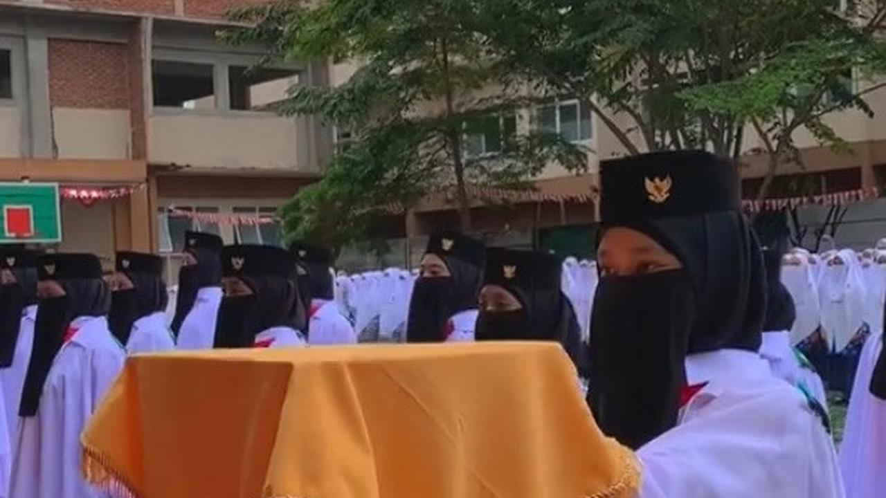 Upacara ini digelar dengan lancar dan khidmat. Tampak pembawa baki bendera terlihat melaksanan tugas dengan lancar. Ia tampak mengenakan atribut lengkap dengan cadar.