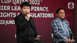 Direktur IEG, Hendy Lim (kiri) menjadi narasumber dalam Press Conference FIFA World Cup 2022 Privacy, Public Viewing Rights & Regulations di Studio 8 Emtek, Jakarta, Kamis (23/6/2022). Bukan itu, saja SCM juga mendapat hak istimewa menayangkan Premier League atau Liga Inggris. (Liputan6.com/Faizal Fanani)