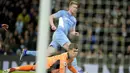 Kevin De Bruyne membawa Manchester City unggul 3-0 pada menit ke-32. Tembakannya dari sudut sempit usai menerima umpan terobosan Rodri tak mampu dibendung kiper Leeds United, Illan Meslier. (AP/Jon Super)