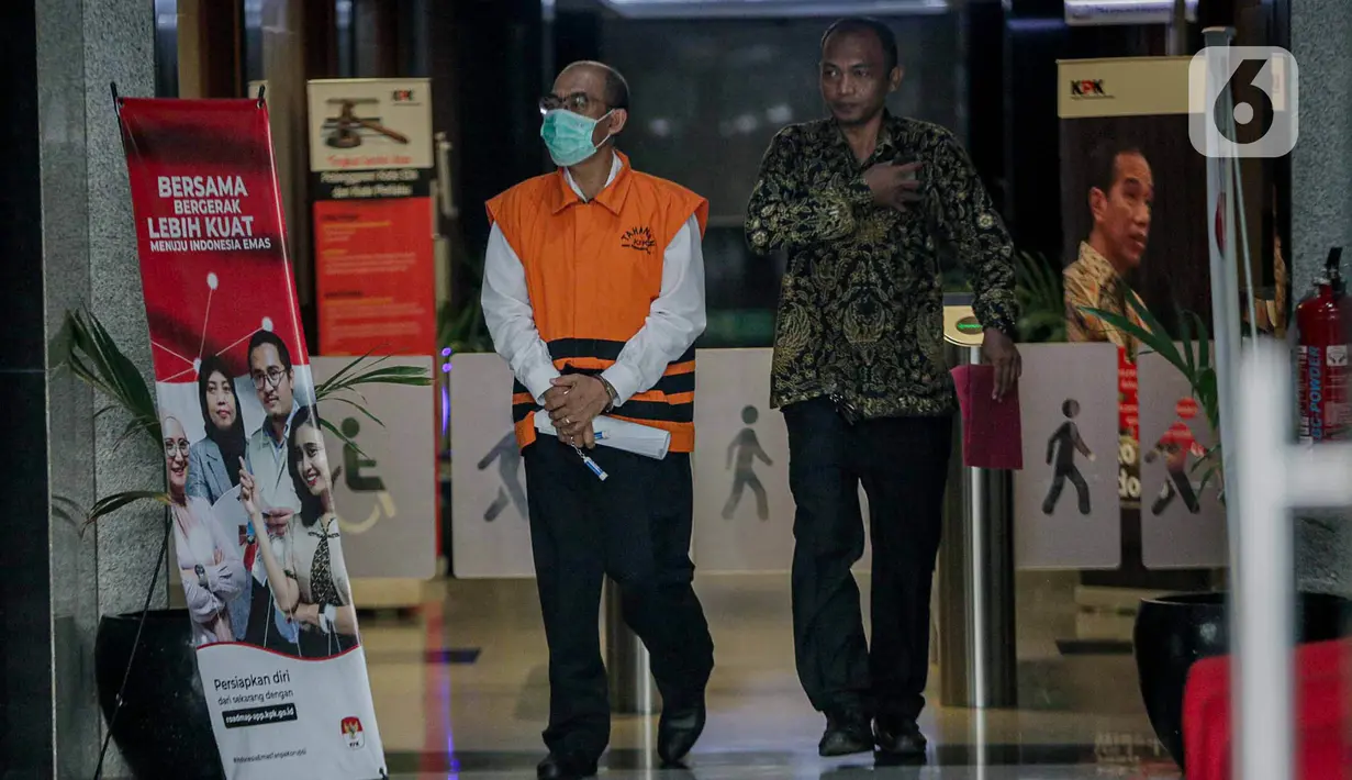 Tersangka Budi Susanto (kiri) berjalan menuju mobil tahanan usai menjalani pemeriksaan lanjutan di gedung Merah Putih Komisi Pemberantasan Korupsi (KPK), Jakarta, Jumat (12/1/2024). (Liputan6.com/Faizal Fanani)