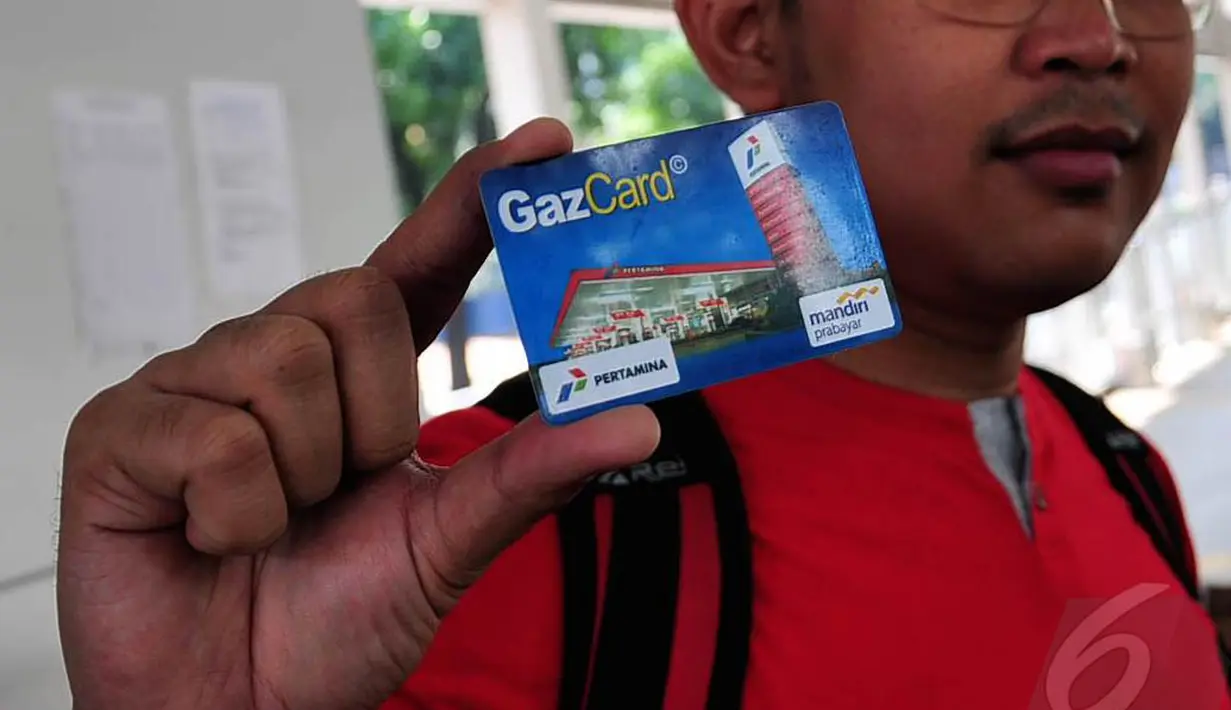 Mulai 11 Agustus 2014 penumpang bus TransJakarta diwajibkan menggunakan tiket elektronik (Liputan6.com/Faizal Fanani)