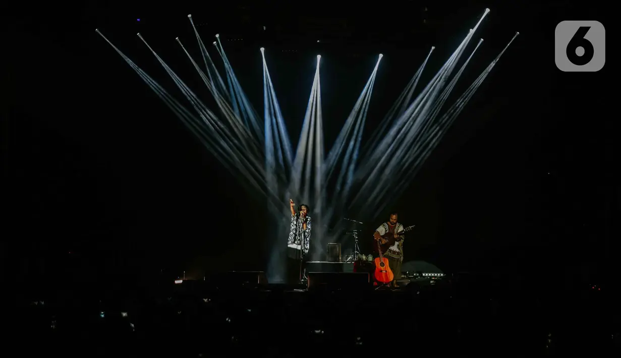 Penampilan grup band Fourtwnty dalam Festival Tamagochill di Tennis Indoor Senayan, Jakarta, Jumat (22/11/2019). Alunan musik Fourtwnty membuat suasana menjadi hangat. (Liputan6.com/Faizal Fanani)