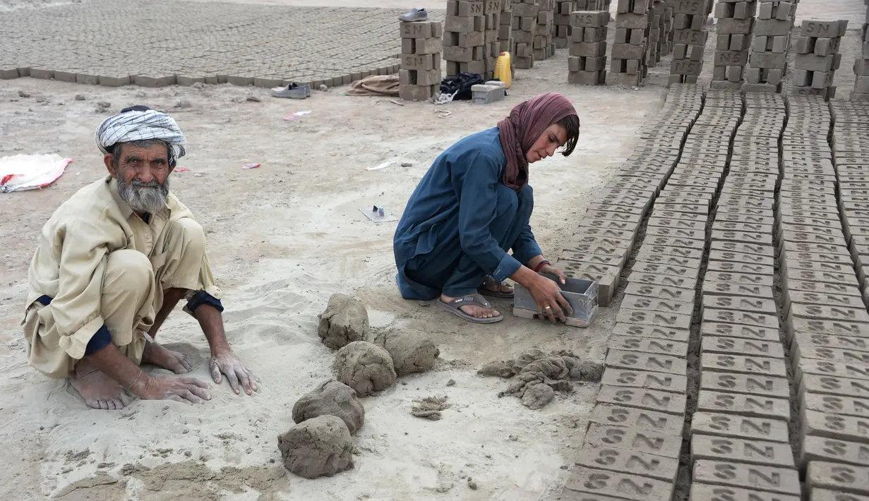Perempuan Afghanistan, Sitara Wafadar yang menyamar sebagai laki-laki saat bekerja di pabrik batu bata di Provinsi Nangarhar, 11 Maret 2018. Kadang-kadang ia menutupi rambutnya dengan syal demi menyembunyikan jenis kelamin aslinya (NOORULLAH SHIRZADA/AFP)