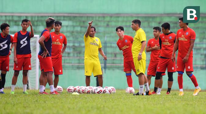 047159200_1630753903-Asisten_pelatih_Arema__Kuncoro__tengah__dan_pelatih_kepala_Eduardo_Almeida_berkolaborasi_menyiakan_tim_untuk_laga_pertama_BRI_Liga_1