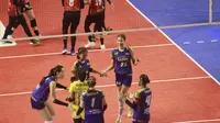 Selebrasi para pemain Jakarta Livin' Mandiri, Karsta Lowe (tengah) dkk setelah mencetak angka saat menghadapi Jakarta Popsivo Polwan pada laga seri ketiga putaran pertama PLN Mobile Proliga 2024 di GOR PSCC, Palembang, Sumatera Selatan, Sabtu (11/5/2024). Jakarta Livin' Mandiri kalah 0-3 (19-25, 21-25, 21-25). (Dok. PBVSI)