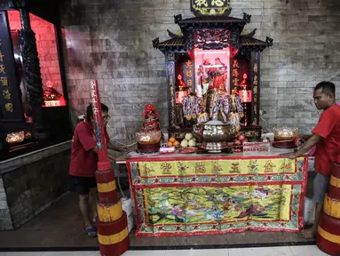 Pekerja memasang kain di altar untuk persembahyangan di Wihara Amurka Bhumi, Jakarta, Senin (28/1). Menyambut Tahun Baru Imlek 2570 yang jatuh pada 5 Februari 2019, wihara di pusat ibukota mempunyai tradisi bersih-bersih. (Liputan6.com/Fery Pradolo)