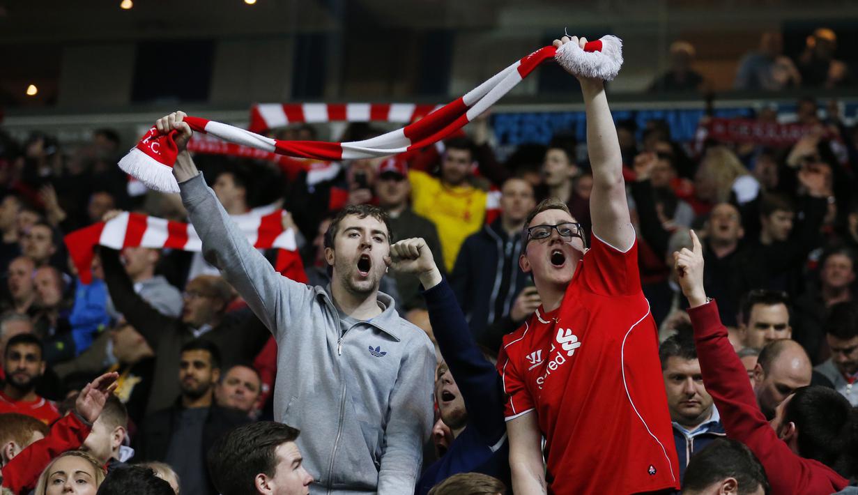 Pendukung The Reds bersorak sorai menyambut kemenangan klub kesayangannya