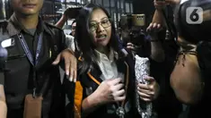 Anggota Komisi IV DPR Fraksi PDIP Vita Ervina berjalan keluar gedung Komisi Pemberantasan Korupsi (KPK) usai menjalani pemeriksaan di Gedung Merah Putih KPK, Jakarta, Selasa (28/11/2023). (Liputan6.com/Angga Yuniar)