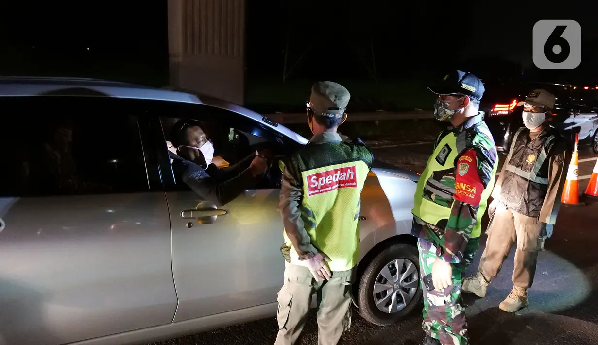 Petugas gabungan memeriksa kendaraan di Tol Jakarta-Cikampek Km 47, Karawang, Jawa Barat, Kamis (28/5/2020). Petugas memutarbalikkan kendaraan menuju Jakarta yang tidak dilengkapi  SIKM dalam upaya pencegahan COVID-19 sesuai Pergub DKI Jakarta Nomor 47 Tahun 2020. (Liputan6.com/Herman Zakharia)