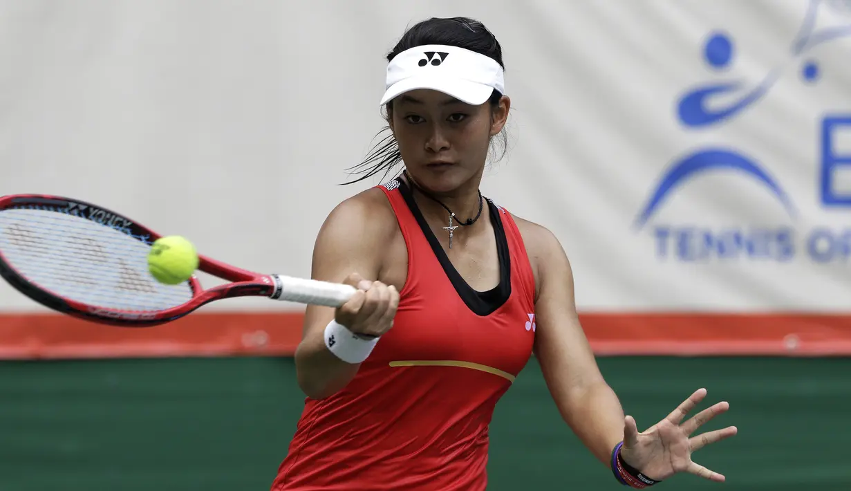 Petenis Indonesia, Priska Madelyn, memukul bola pada laga perempat final nomor ganda putri BNI Tennis Open 2019 di lapangan tenis The Sultan Hotel, Jakarta, Rabu (20/11). Ajang ini diharapkan menjadi wadah persiapan atlet menjelang SEA Games 2019. (Bola.com/Yoppy Renato)