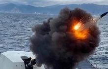 FOTO: Prajurit TNI AL Uji Meriam 127 MM KRI Prabu Siliwangi 321