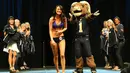 Ekspresi peserta cheerleaders saat terpilih dalam tim cheerleaders baru Los Angeles Rams di Los Angeles, California (17/4). Sekitar 500 wanita seksi dan cantik bersaing untuk menjadi cheerleaders tim football Los Angeles Rams. (AFP PHOTO/Mark Ralston)