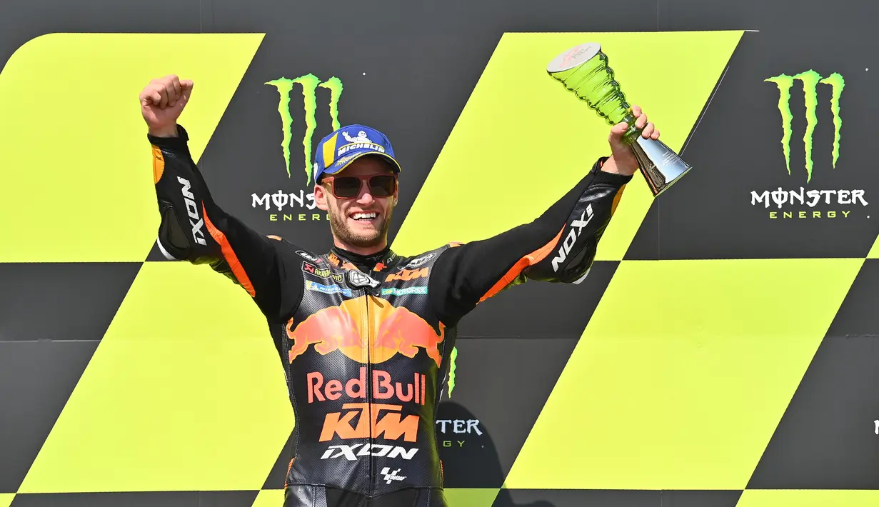 4. Brad Binder (Red Bull KTM Factory Racing) - Brad Binder hanya mampu finis diurutan ke delapan pada balapan MotoGP Styria. Hasil tersebut membuatnya bercokol di posisi empat klasemen sementara MotoGP 2020 dengan 49 poin. (AFP/Joe Klamar)