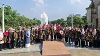 PIA DPR RI melakukan ziarah dan tabur bunga di Taman Makam Pahlawan (TMP) Kalibata pada hari ini, Kamis (18/8/2022) saat HUT ke-77 RI. (Liputan6.com/Ist)