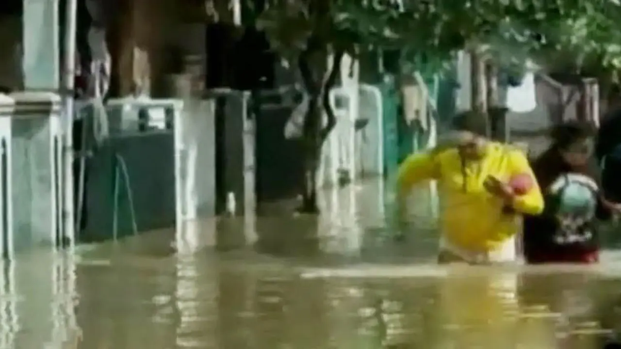 VIDEO: Terendam Banjir 1 Meter, Ratusan Warga Karawang Mengungsi
