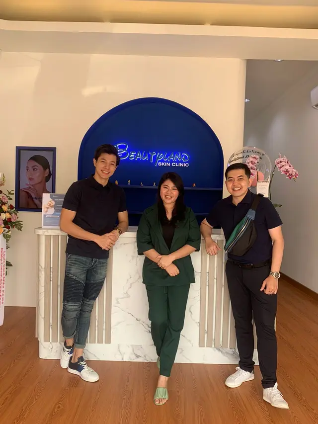 Ronald Setiawan berpose di Beautyland Skin Clinic
