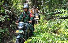 Terobos Hutan Belantara, TNI-Polri Sampaikan Pesan Pilkada Damai hingga ke Pelosok Desa