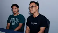 Caretaker pelatih PSIM Yogyakarta, Guntur Cahyo Utomo (kanan), dan bek Raka Cahyana (kiri) saat sesi konferensi pers jelang laga melawan Bhayangkara FC melalui virtual zoom. (Dok. PSIM Yogyakarta)